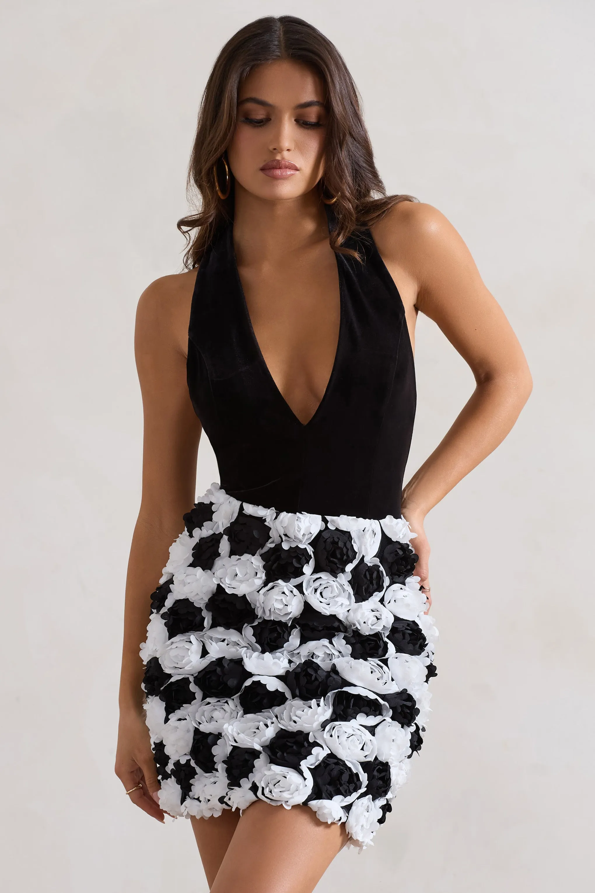 Serenade | MIni-robe noire et blanche à décolleté plongeant et fleurs