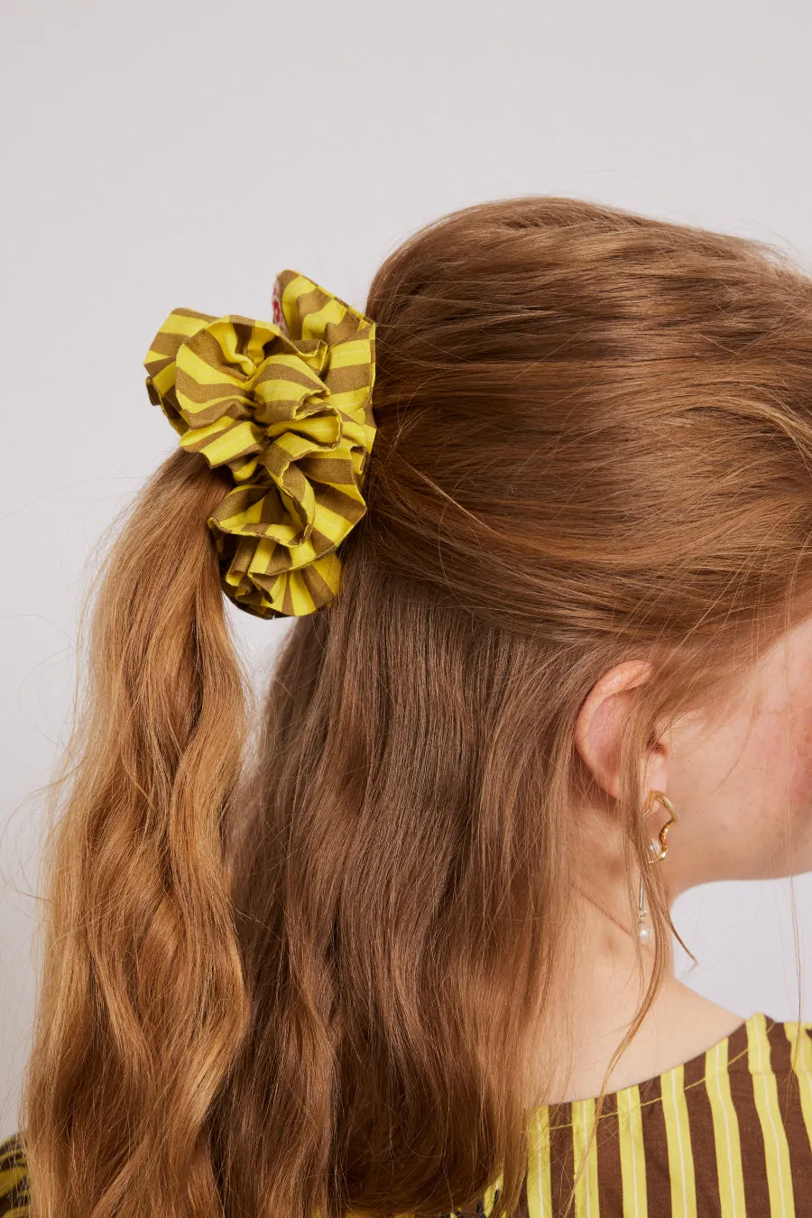 shirred garter scrunchie - yellow & brown stripe